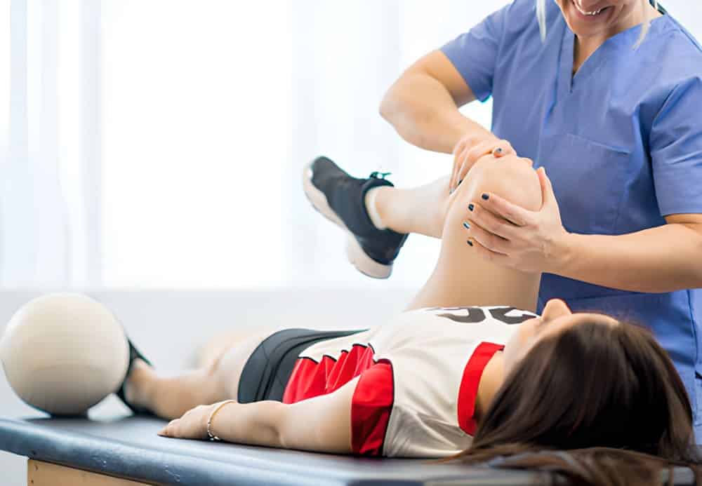 fisioterapeuta tratando lesión joven futbolista